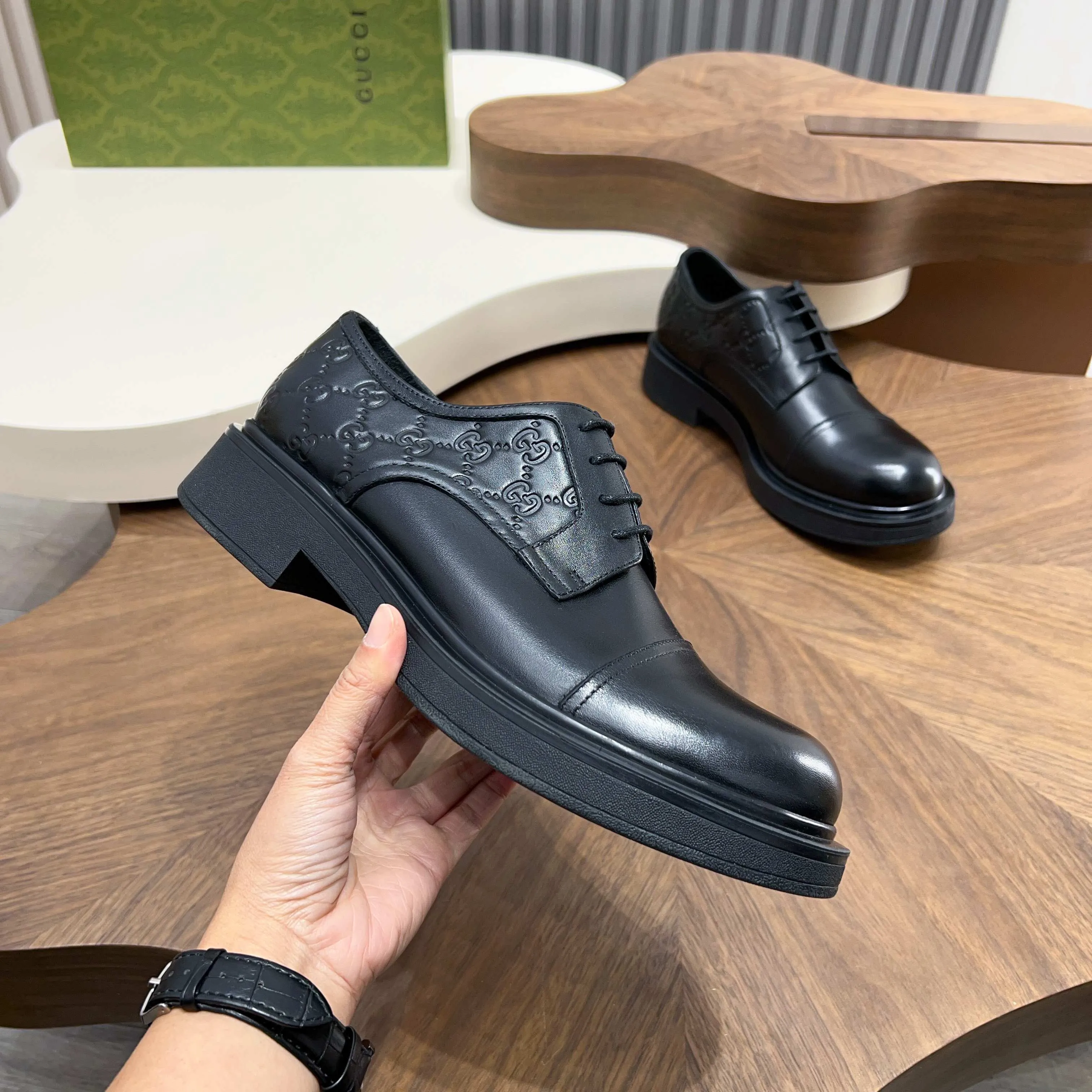 💰780 Gucci/Gucci new men’s lace-up shoes with GG details, matte cow leather derby shoes! The design of this men's lace-up shoe is rooted in the brand's heritage. Crafted from premium waxed cow leather, it is embellished with GG printed embossed suede leather details, a nod to Gucci's iconic monogram. The rubber sole decorated with GG pattern adds a touch of modern fashion to this design. Typical three-joint style design. European and American classic version, full calfskin lining. The overall upper texture is soft and the lining is comfortable and breathable. 2CM thickened soft rubber sole, easy to control. Versatile and stylish upper foot, multiple colors available to meet different matching needs, complete package! Size: 39-40-41-42-43-44 leather shoe size (38.45.46 can be customized)
